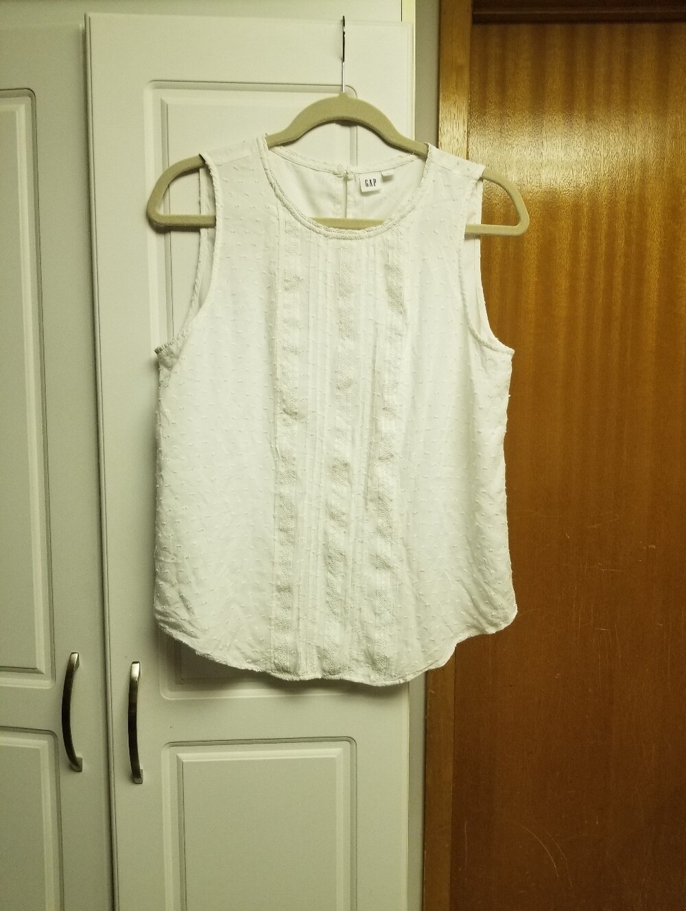 🌻👙🌲Gap tank top with swiss dot & lace trim detailing